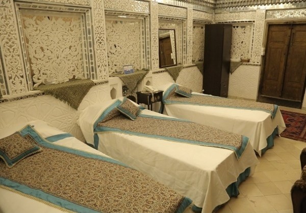اتاق سه تخته تویین هتل آنتیک ملک التجار یزد